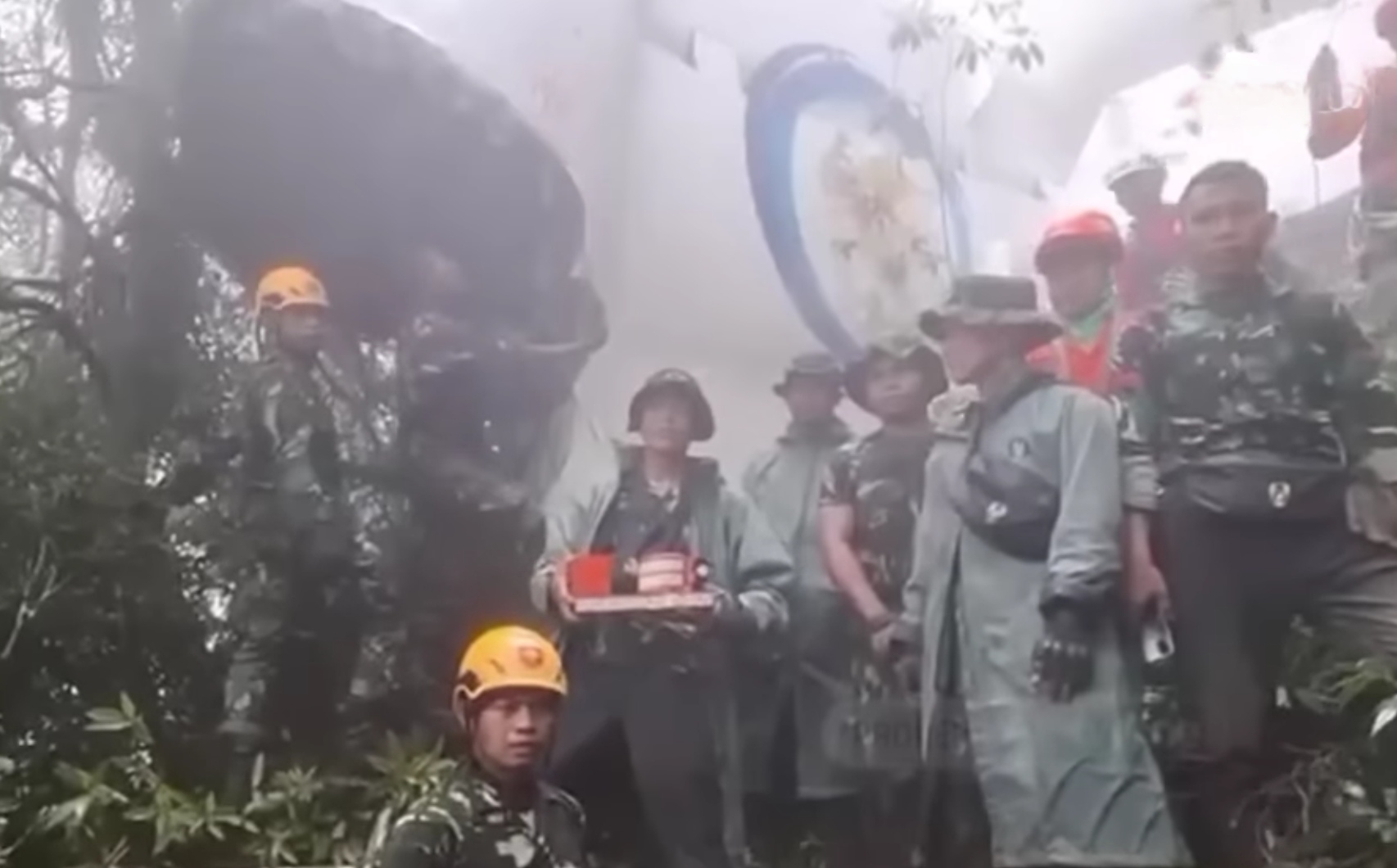 Tim SAR gabungan menunjukkan black box pesawat ATR 42-500 yang berhasil mereka temukan.
