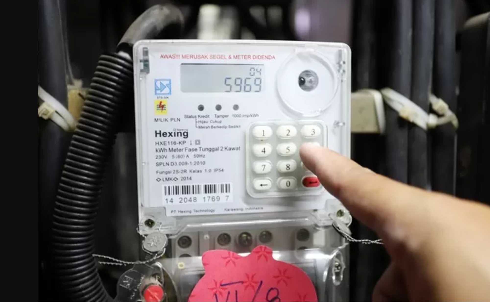 PLN memberikan listrik gratis selama enam bulan bagi masyarakat tertentu.