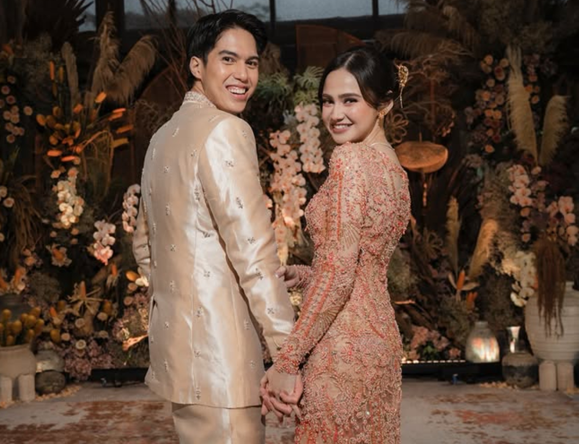 COUPLE GOALS: El Rumi dan Syifa Hadju tampil serasi dan romantis saat acara lamaran.