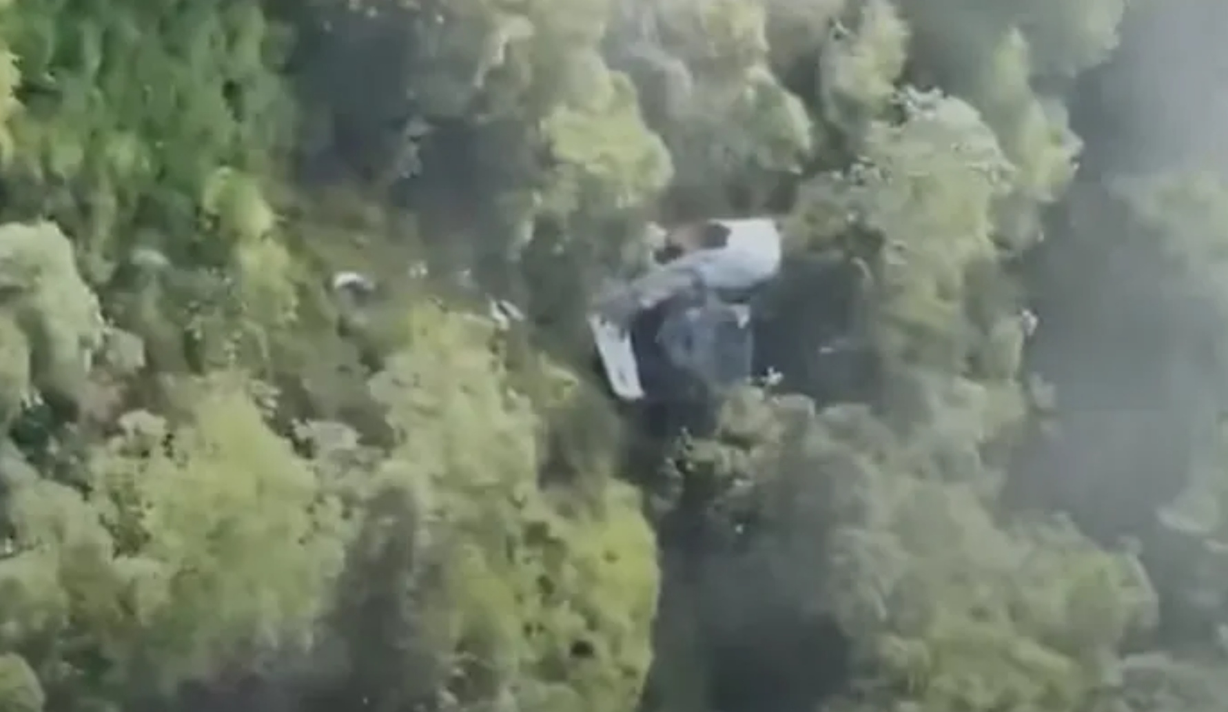 Puing pesawat ATR 42-500 yang terdeteksi di kawasan Gunung Bulusaraung, Tim SAR gabungan kembali berhasil menemukan korban ketiga.