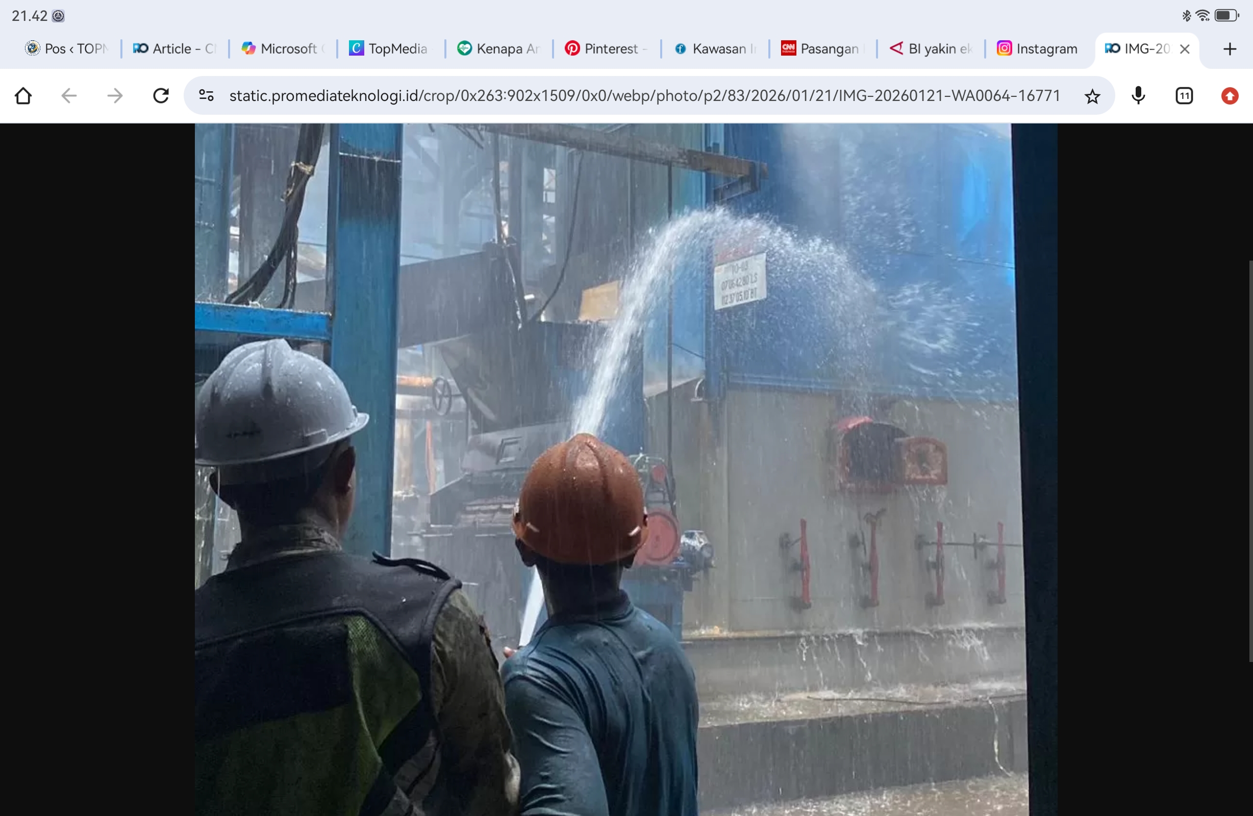 Proses pemadaman kebakaran mesin Boiler di PT Batara Elok Semesta Terpadu, di kawasan Industri Maspion Gresik.