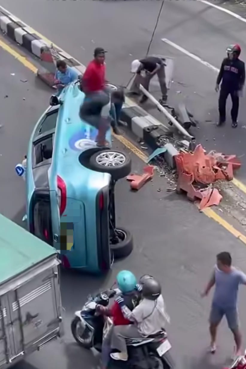 GERAK CEPAT: Petugas gabungan saat mengamankan proses evakuasi taksi yang terguling yang di Jalan Gajah Mada, Sidoarjo.(IST/RADAR SURABAYA)