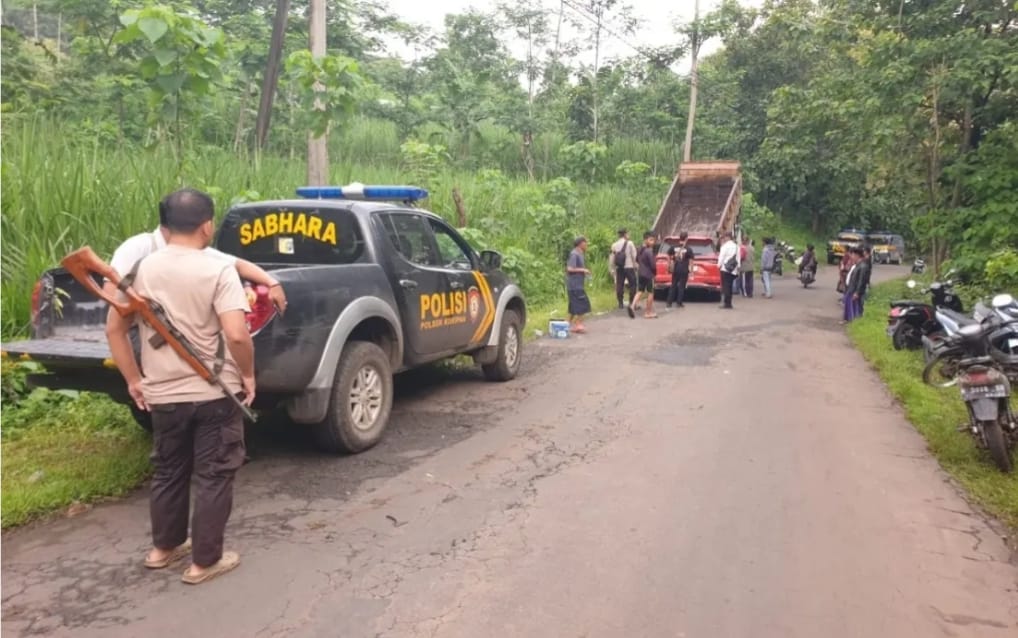 Petugas kepolisian mengamankan kendaraan yang diduga digunakan komplotan pencurian sapi di wilayah Kecamatan Kuripan, Kabupaten Probolinggo, Selasa (20/01) dini hari.