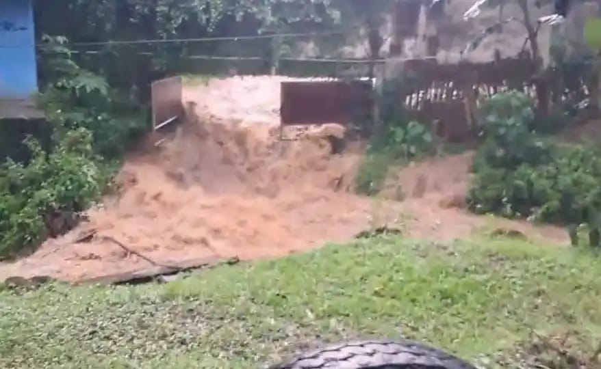 Banjir Jebol Pintu Air Wisata Banyubiru Park Pasuruan.