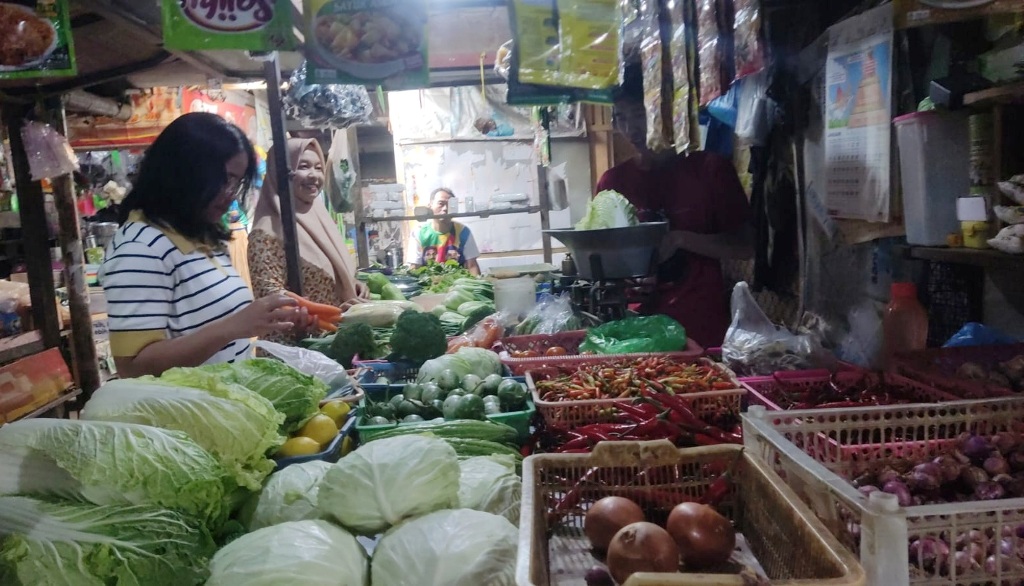 Suasana pasar tradisional di Dukuh Kupang, Surabaya. (RAHMAT SUDRAJAT/RADAR SURABAYA)