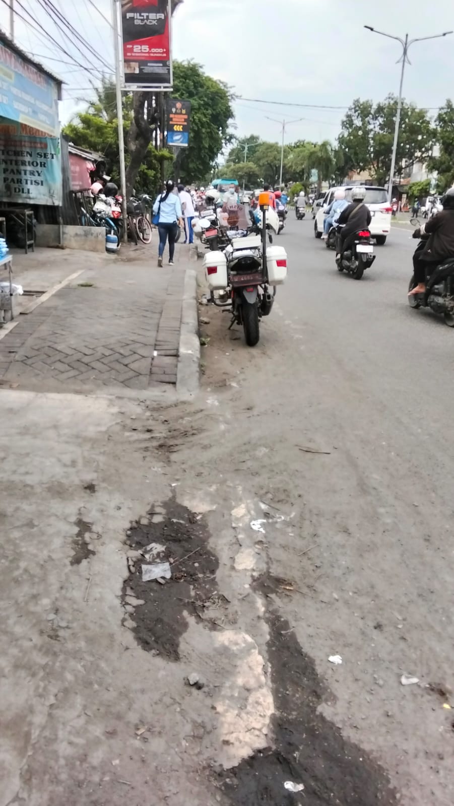 DITERTIBKAN: Lokasi parkir liar, di Jalan Raya Bligo, Kecamatan Candi, Sidoarjo sudah dijaga petugas. (IST/DISHUB SIDOARJO)
