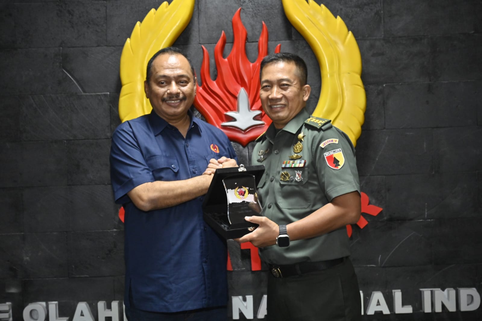 Ketua KONI Jawa Timur Muhammad Nabil dan Kajasdam V/Brawijaya Kolonel Inf Agus Sulistyo.