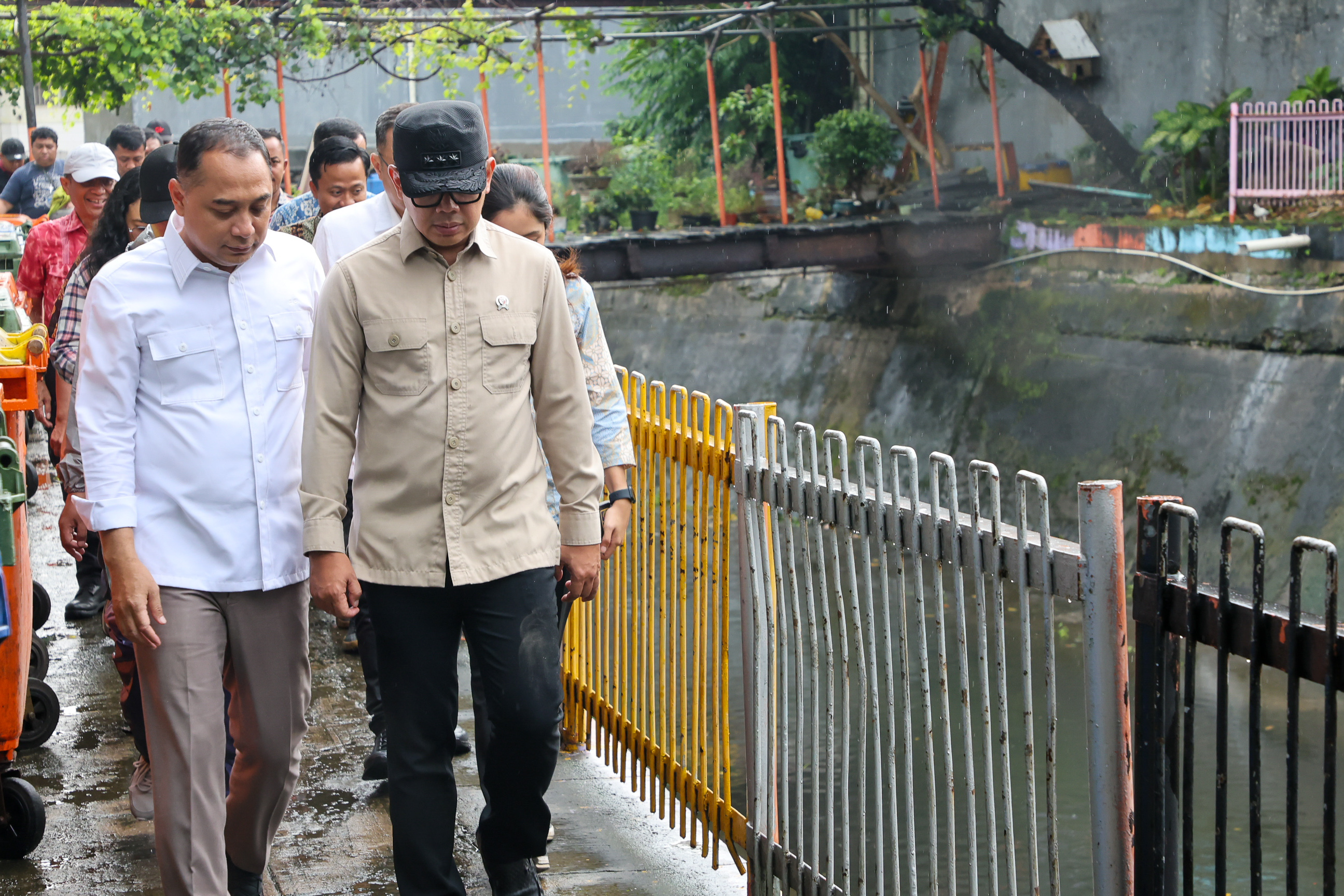 Wamendagri Bima Arya Sugiarto bersama Wali Kota Surabaya Eri Cahyadi meninjau Rumah Pompa Darmo Kali pada Kamis (22/1).
