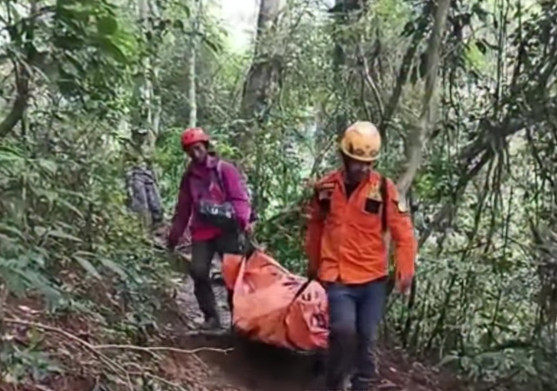 Tim SAR gabungan saat mengevakuasi jenazah korban jatuhnya pesawat ATR 42-500 di Gunung Bulusaraung, Pangkep, Sulsel.