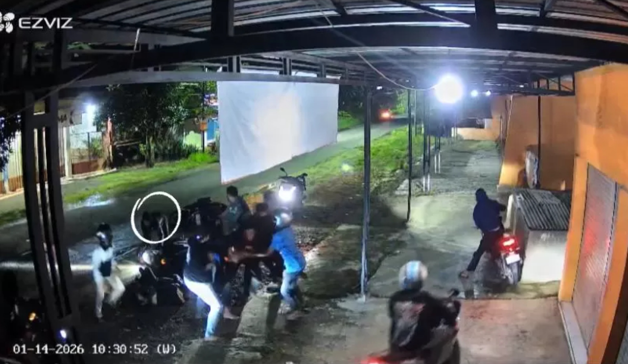 Rekaman CCTV pengeroyokan di warung kopi kawasan Kecamatan Balongpanggang, Gresik.