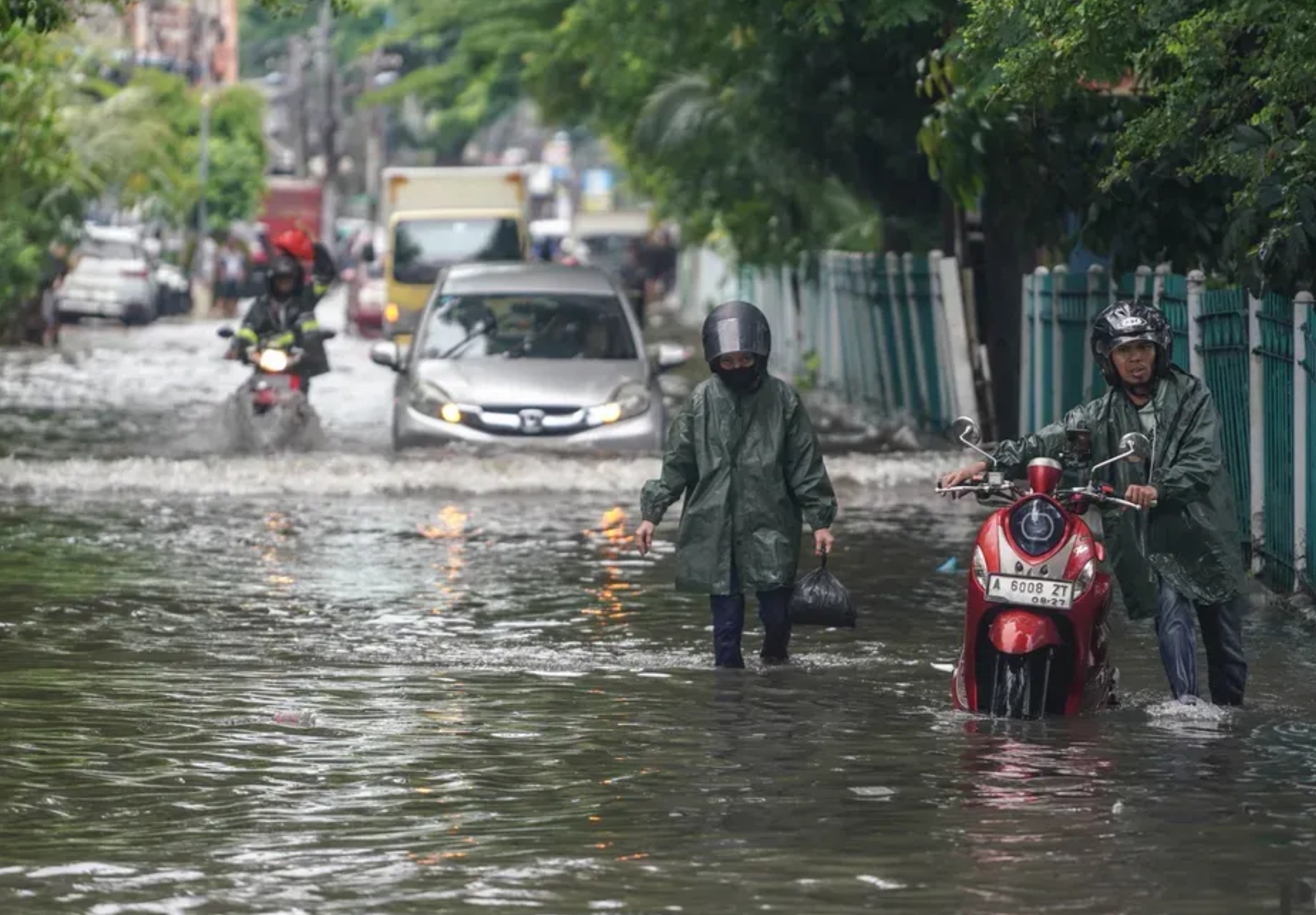 80 RT dan 23 ruas jalan di Jakarta tergenang banjir akibat hujan deras.