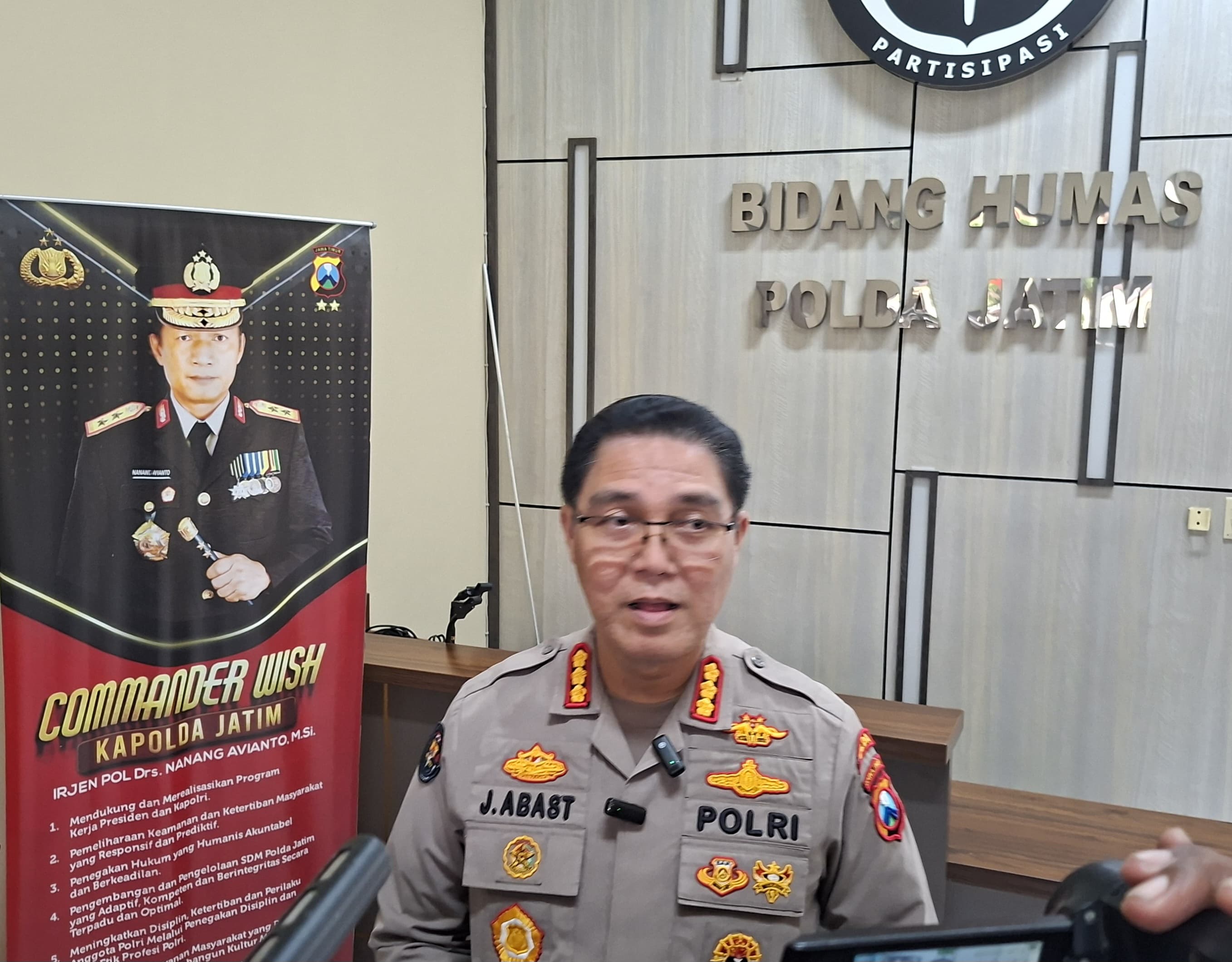 BERI PENJELASAN : Kabid Humas Polda Jatim Kombes Pol Jules Abraham Abast memberikan keterangan terkait laporan dugaan penipuan investasi kripto warga Surabaya. (MAHRUS/RADAR SURABAYA)