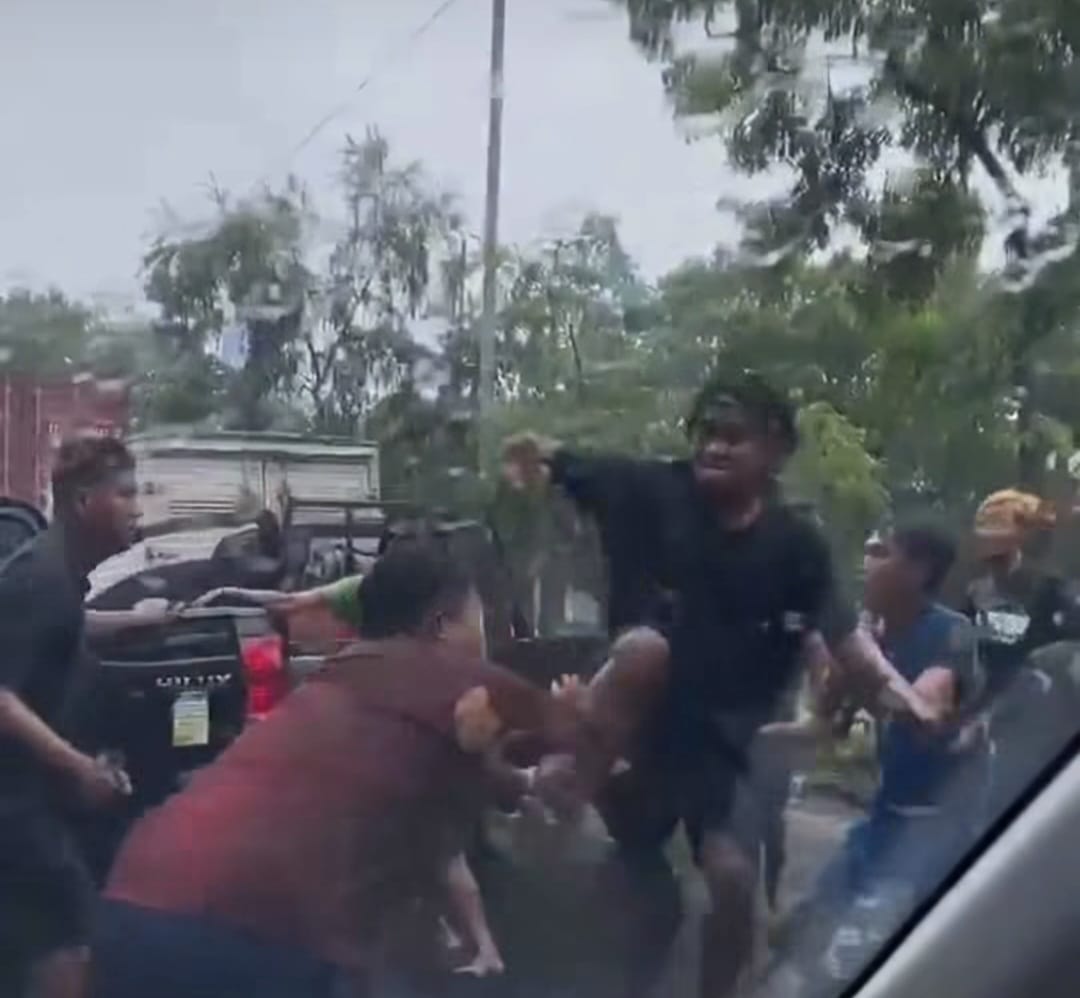 BAKU HANTAM : Pemuda diduga tukang semprot kaca mobil terlibat perkelahian dengan pengemudi mobil di TL Jalan Dupak - Demak, Surabaya.(IST/RADAR SURABAYA)