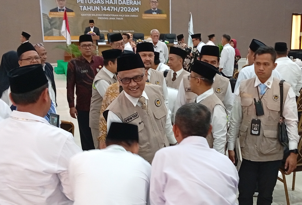 Menteri Haji dan Umrah RI, Mochammad Irfan Yusuf saat menyalami peserta seleksi petugas haji daerah di Gedung Musdalifah Asrama Haji Sukolilo, Surabaya. (RAHMAT SUDRAJAT/RADAR SURABAYA)