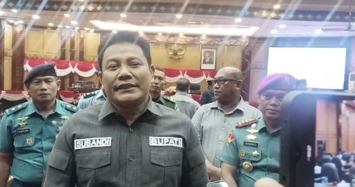 HATI-HATI: Bupati Sidoarjo Subandi menanggapi penahanan empat kepala desa di Kecamatan Tulangan. (DIKY SANSIRI/RADAR SIDOARJO)