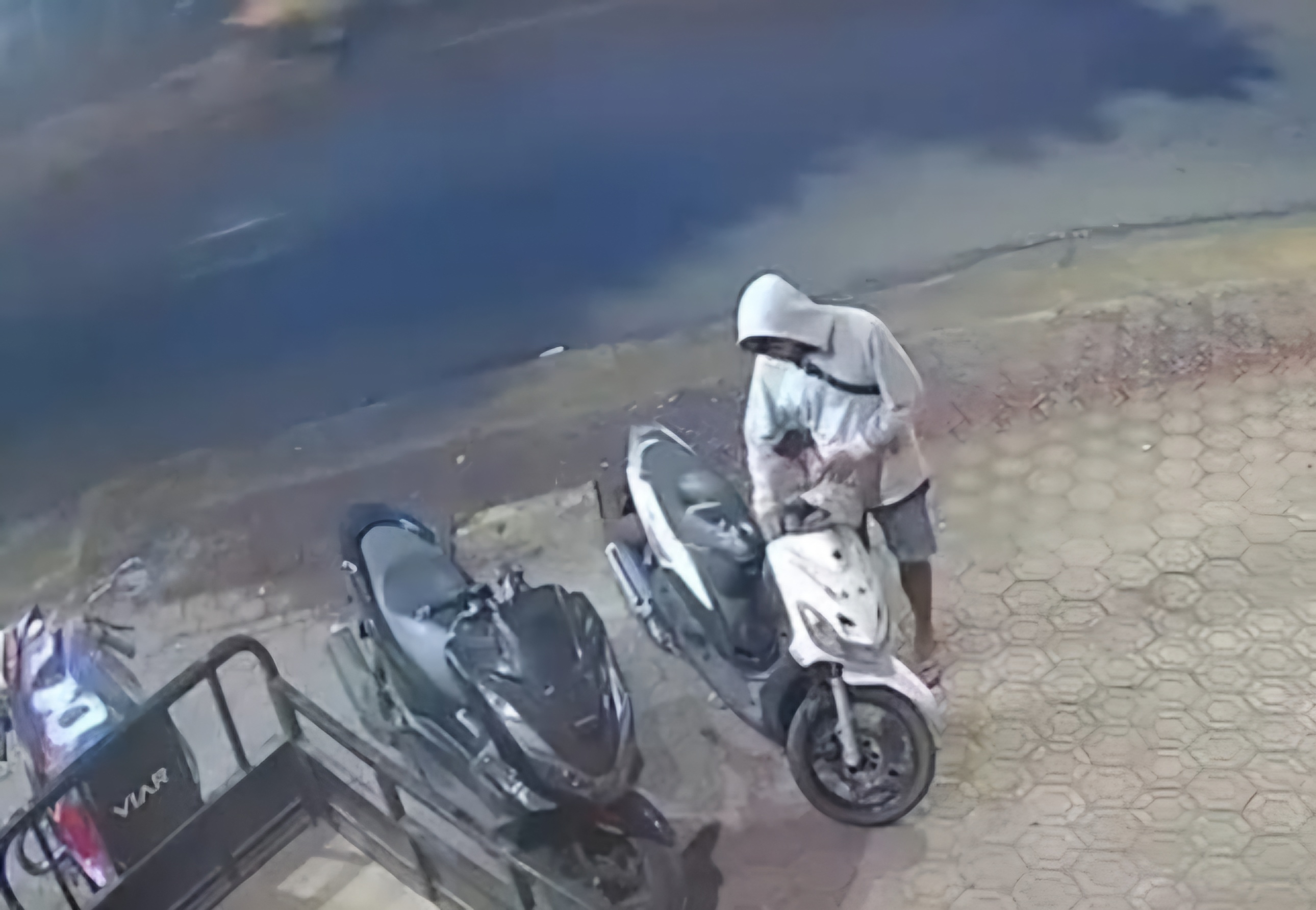 BELUM LAPOR: Seorang pemuda terekam CCTV diduga melakukan aksi curanmor di Jalan Setiabudi, Krian, Sidoarjo. (IST/RADAR SURABAYA)