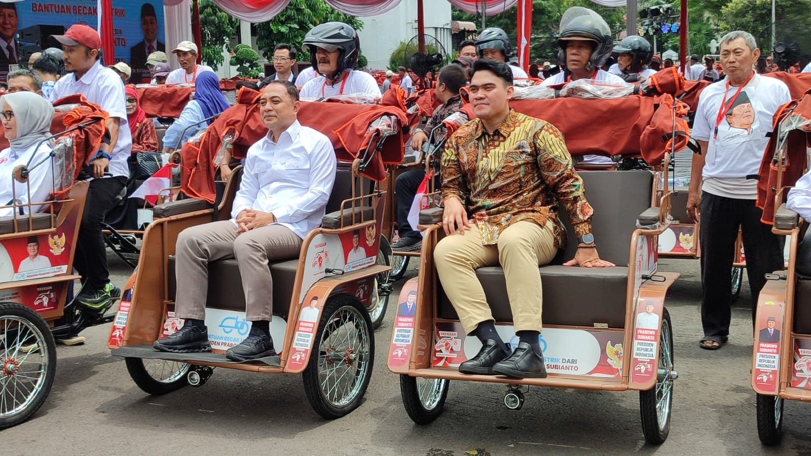 BERMANFAAT: Anggota Komisi E DPRD Jawa Timur, Cahyo Harjo Prakoso bersama Wali Kota Surabaya Eri Cahyadi usai menghadiri acara penyerahan becak listrik di Surabaya, Kamis (22/1).
