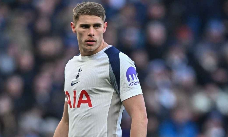 Micky van de Ven belum akan hengkang dari Tottenham hotspur.