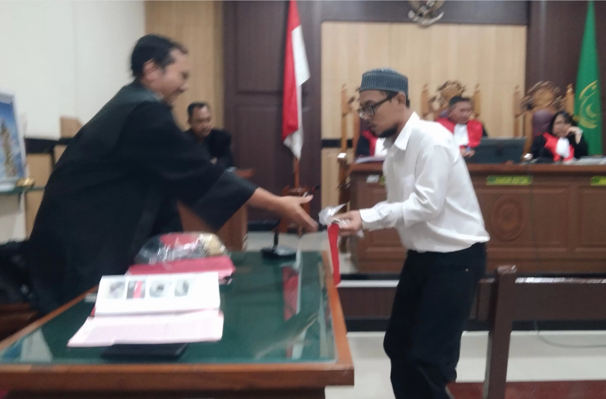 Syahrama, terdakwa kasus pembunuhan ojol saat menjalani sidang di PN Gresik.
