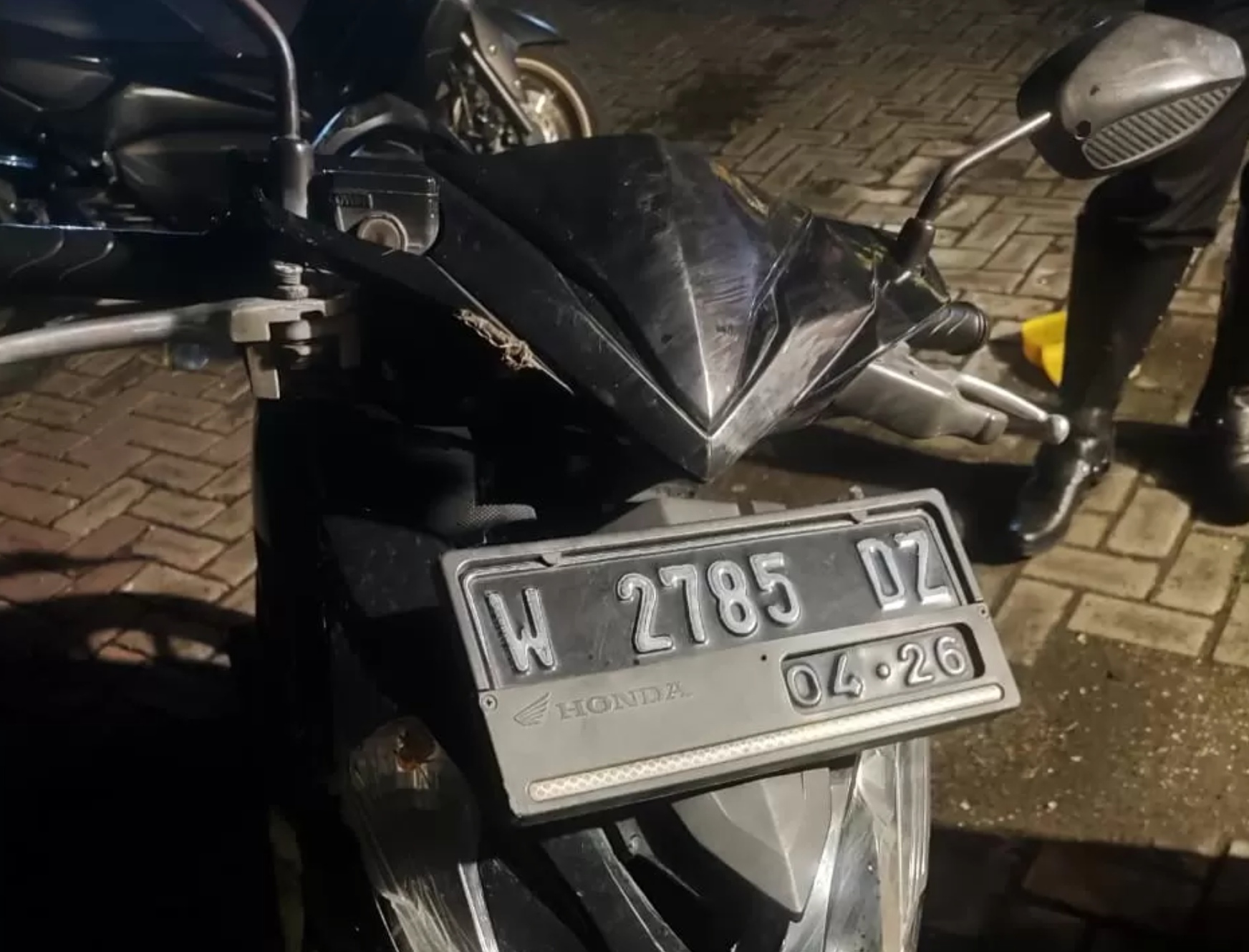 Sepeda motor yang terlibat kecelakan di Jalan Raya Desa Krikilan diamanakan di Polsek Driyorejo, Gresik.