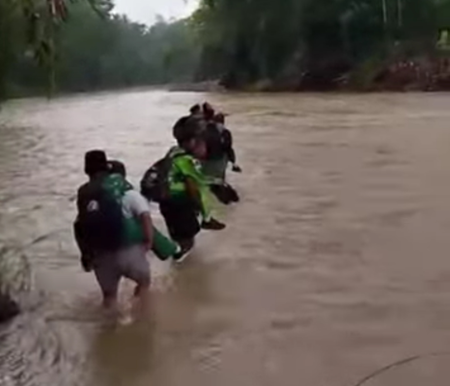 Video emak-emak menggendong anak menyeberangi Sungai Tajum di Banyumas viral di media sosial.