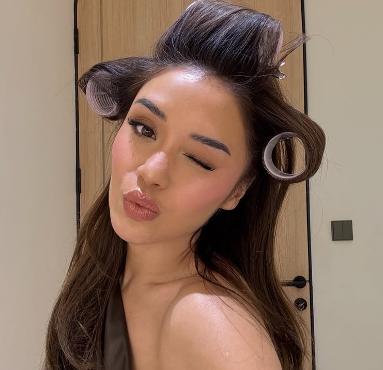 Selebgram Lula Lahfah dikabarkan meninggal dunia, namun kabar ini masih simpang siur karena belum ada pernyataan resmi dari keluarga, kerabat atau manajemennya.