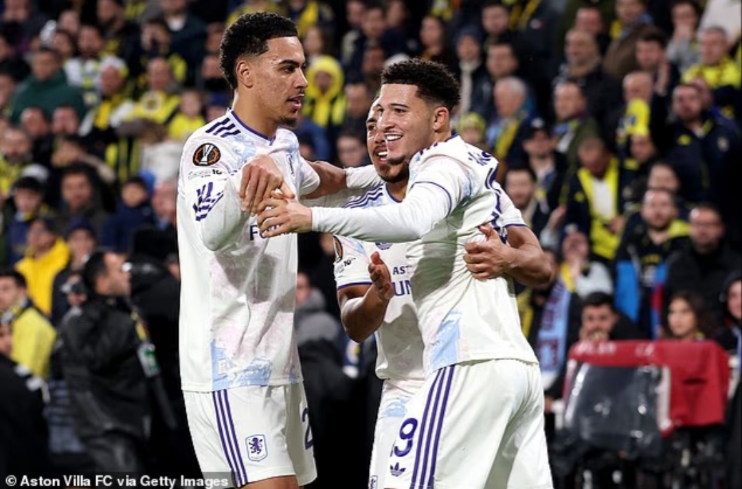 Jadon Sancho (kanan) jadi bintang kemenangan Aston Villa.