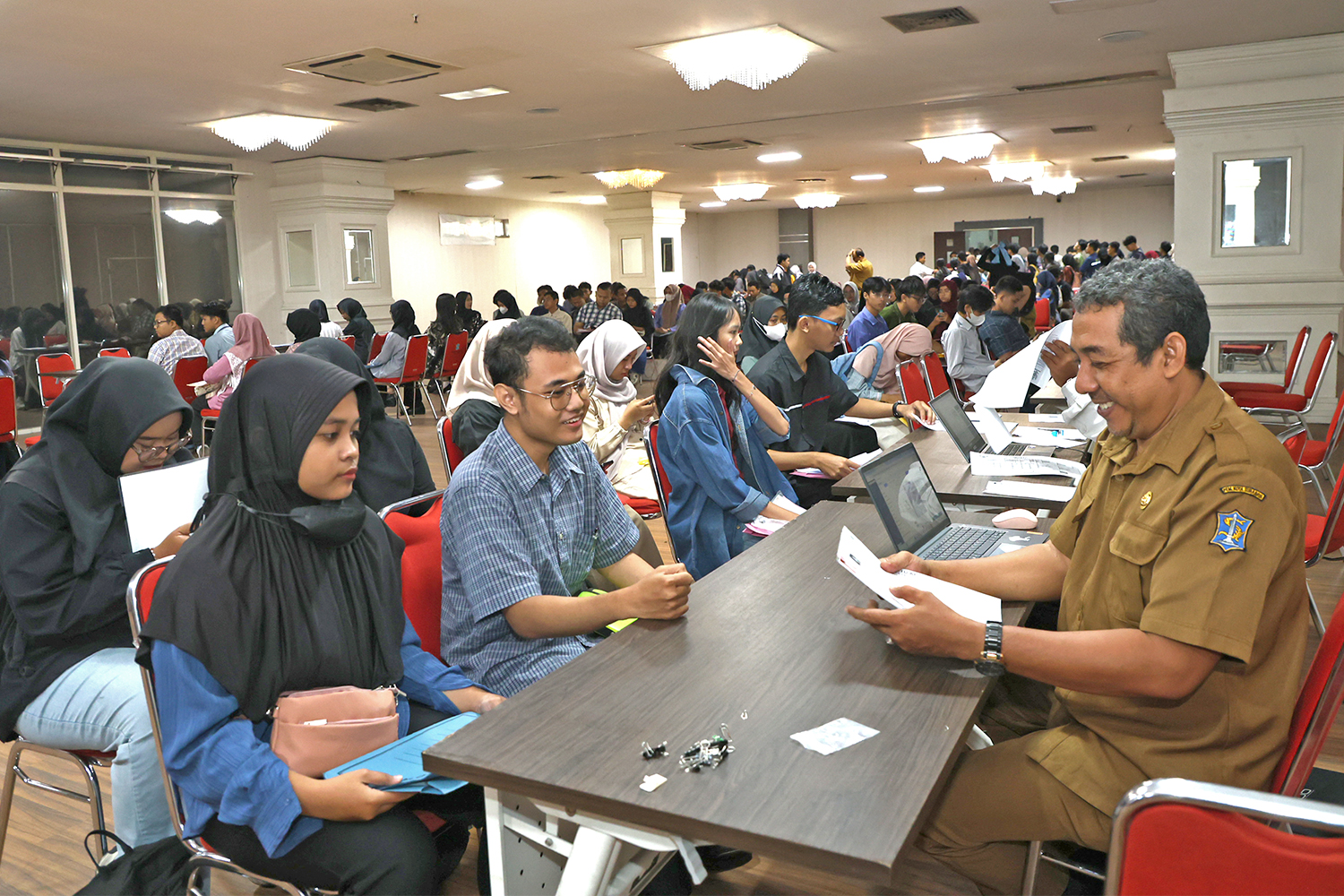 Proses daftar ulang calon penerima Beasiswa Pemuda Tangguh.