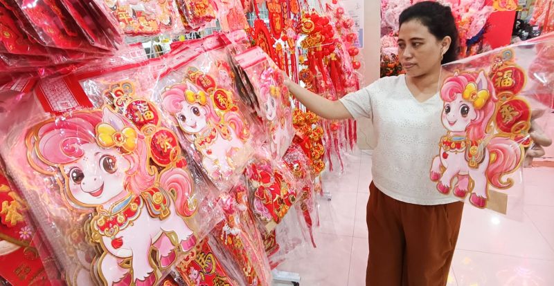 AKSESORIS IMLEK: Sejumlah warga berburu pernak-pernik untuk menyambut perayaan tahun baru Imlek 2025, di salah satu tenan Pasar Atom Mall, Surabaya, Kamis (22/1).