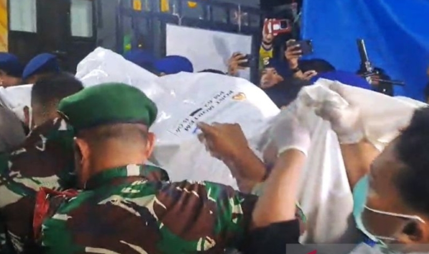 Sejumlah personil TNI-Polri mengangkat kantong jenazah korban kecelakaan pesawat ATR 42-500 ke dalam ruangan Dokpol untuk diidentifikasi di Posko DVI Biddokes Polda Sulsel.