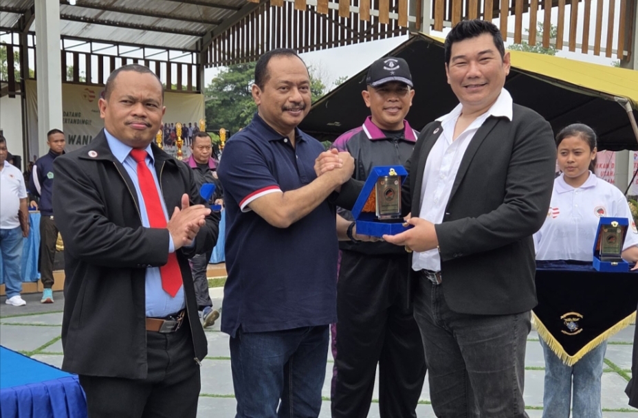 Ketua KONI Jawa Timur Muhammad Nabil menerima cinderamata dari Ketua IBCA MMA, Arif Budi.