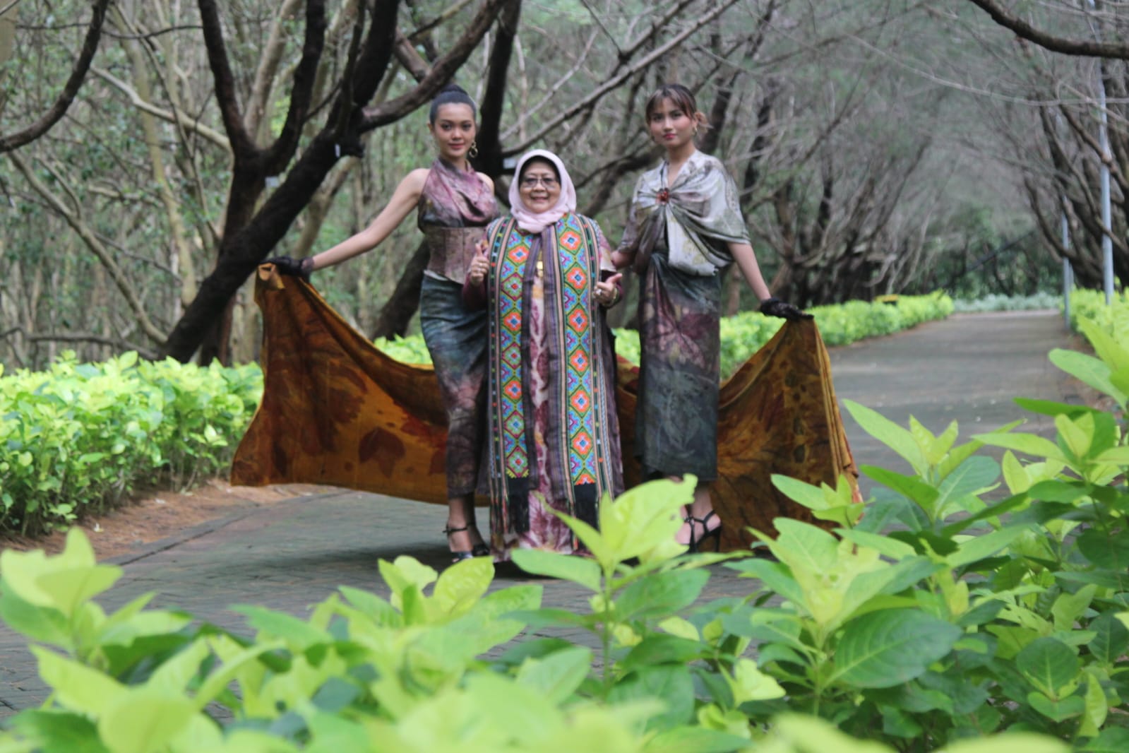 BERSAMA ALAM: Yayuk Eko Agustin (tengah) bersama dua koleksi terbaru Namira Eco Print yang dikenakan oleh model.