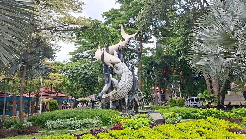 TETENGER: Patung Suro dan Boyo di depan KBS, Jalan Diponegoro, Wonokromo, Surabaya.
