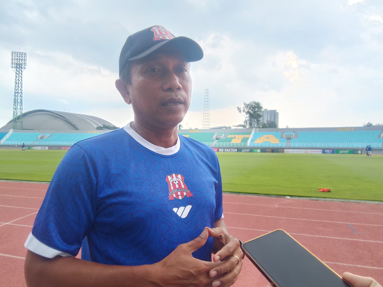 KOMPAK: Pelatih Deltras Sidoarjo Widodo Cahyono Putro bersama pemain saat sesi latihan. (DIKY SANSIRI/RADAR SIDOARJO)