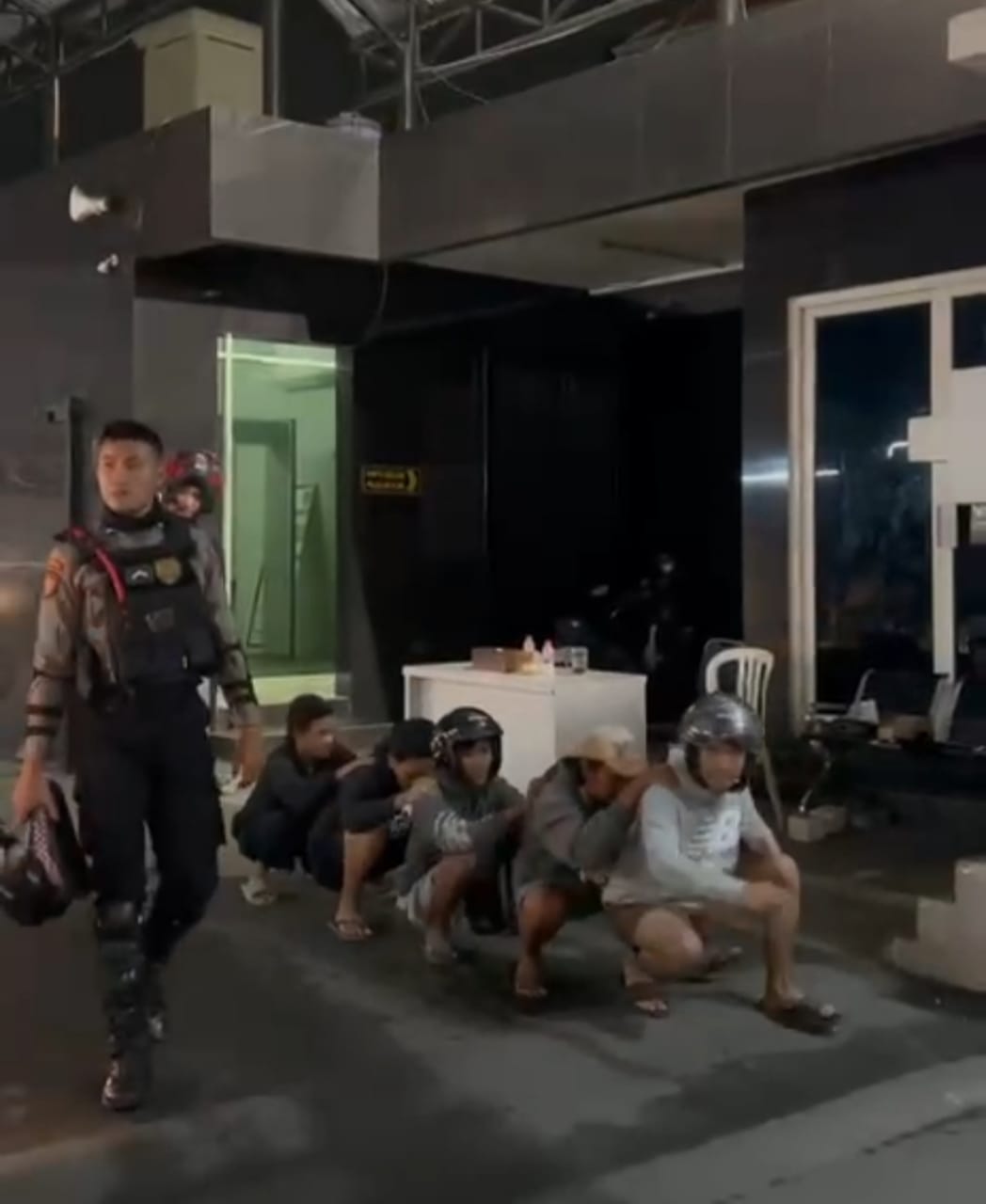 BIAR KAPOK : Lima pemuda yang diamankan diduga balap liar di Jalan Dharmahusada, Surabaya diamankan ke Polrestabes Surabaya.(IST/RADAR SURABAYA)