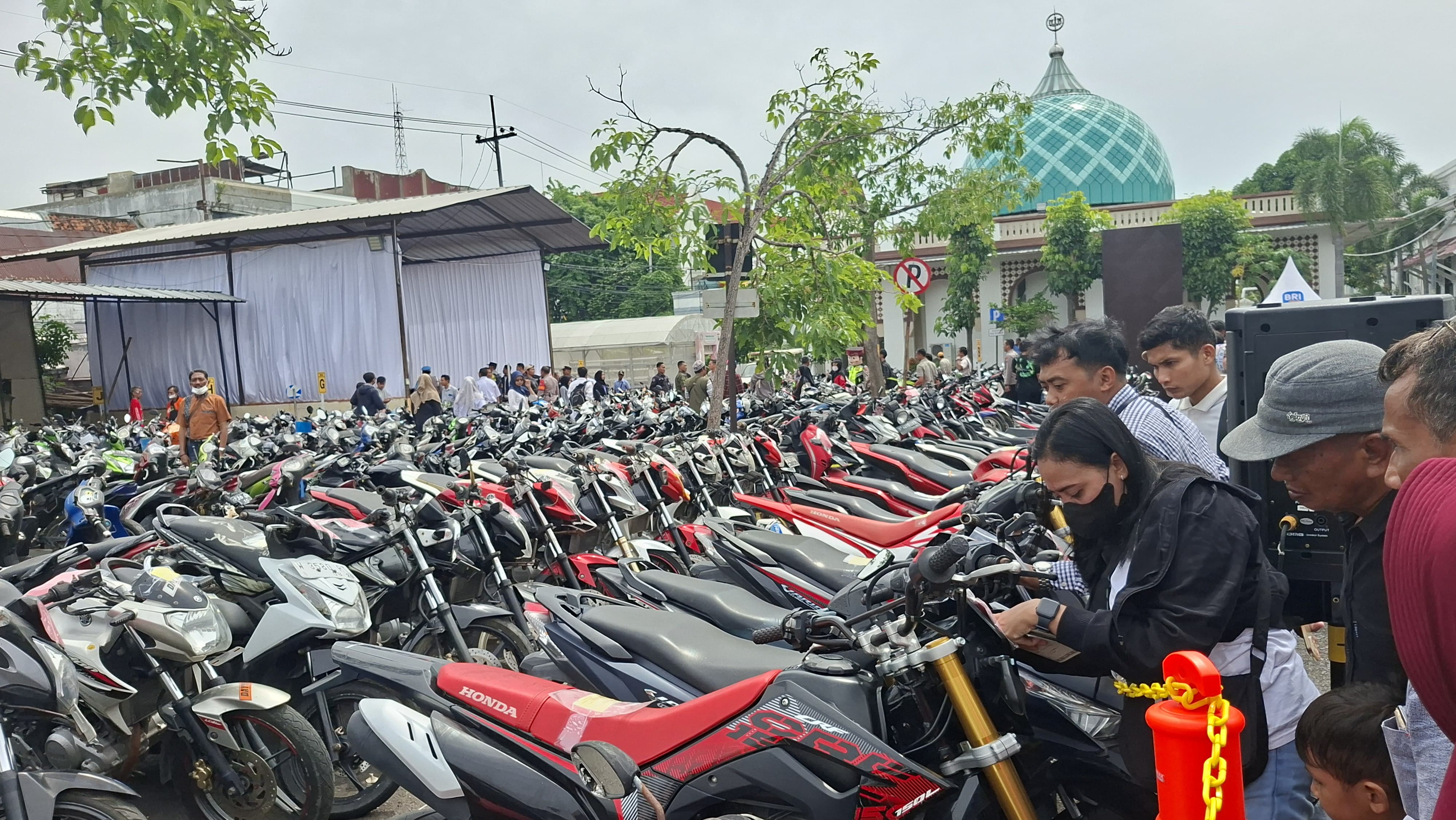 ANTUSIAS : Sejumlah warga mencari keberadaan motor mereka yang hilang di bazar pengembalian barang bukti motor Polrestabes Surabaya. (MAHRUS/RADAR SURABAYA)