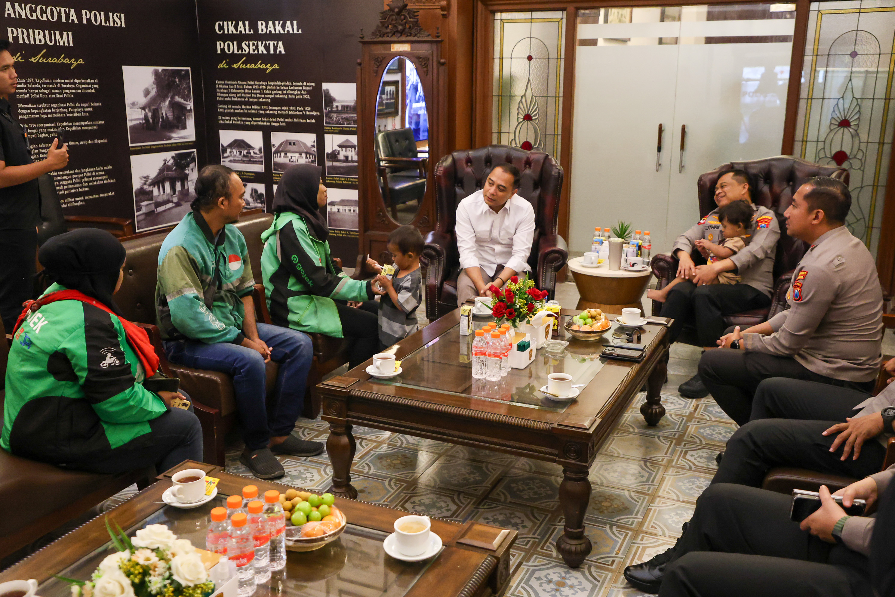 Wali Kota Surabaya Eri Cahyadi dan Kapolrestabes Surabaya Kombes Pol Luthfie Sulistiawan saat berdiskusi dengan para ojol.