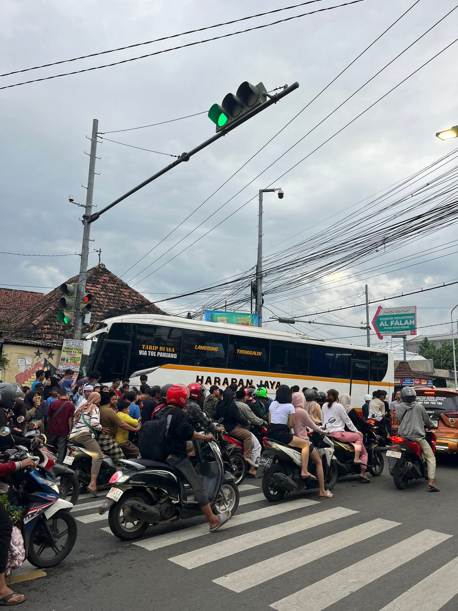 Akibat nekat menerobos lampu merah bus Harapan Jaya terlibat kecelakaan karambol di Kediri.