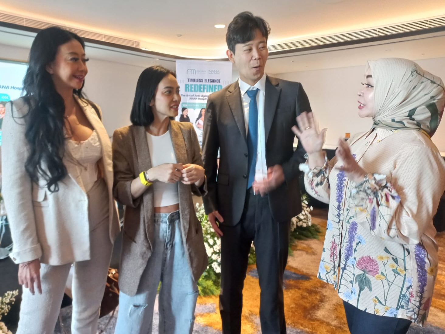 Asri Welas, Masayu Anastasia, dan Chintami Atmanegara berdiskusi dengan dr Hwang Dong Yeon, ahli bedah plastik asal Korea Selatan.