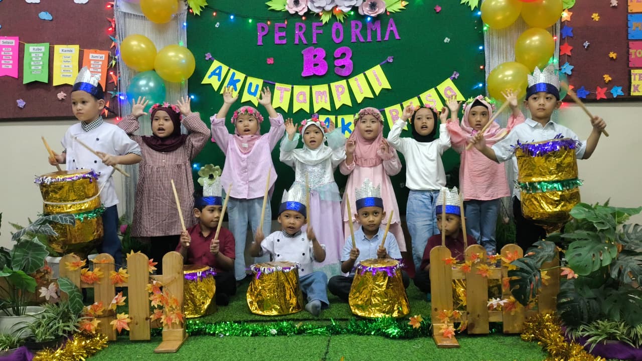 KREATIVITAS: Siswa KB-TK Al Hikmah Surabaya gelar perform on the stage, Sabtu (24/1).(ANAS/RADAR SURABAYA)