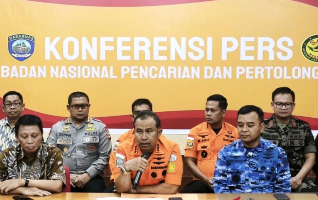 Kepala Basarnas RI Marsekal Madya TNI Mohammad Syafii (tengah) didampingi jajaran pejabat terkait saat konferensi pers penutupan Operasi SAR kecelakaan pesawat ATR 42-500, Jumat malam.