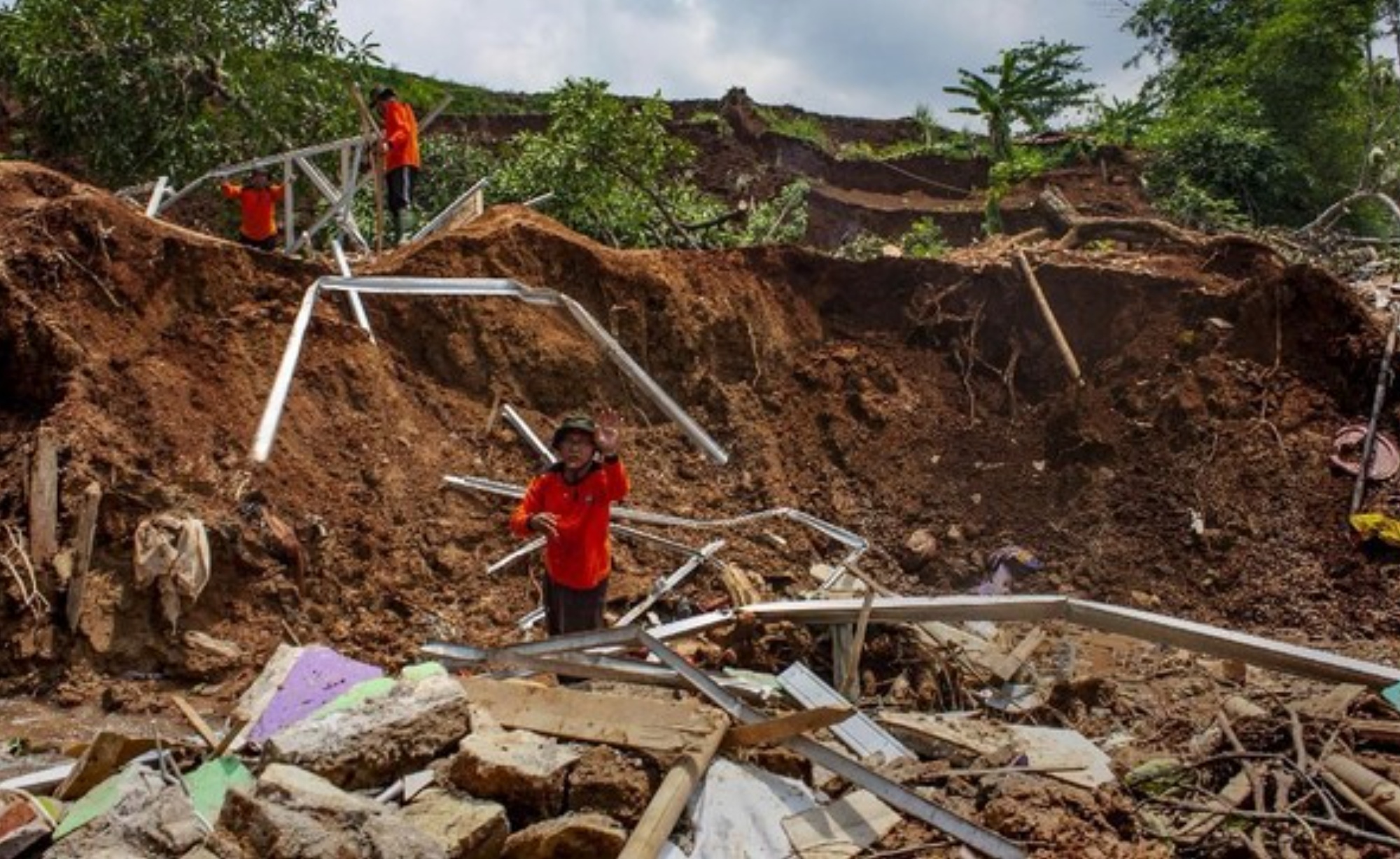 Bencana longsor kembali merenggut korban jiwa di wilayah Kecamatan Lembang, Kabupaten Bandung Barat. Dua orang suami istri dilaporkan meninggal dunia.