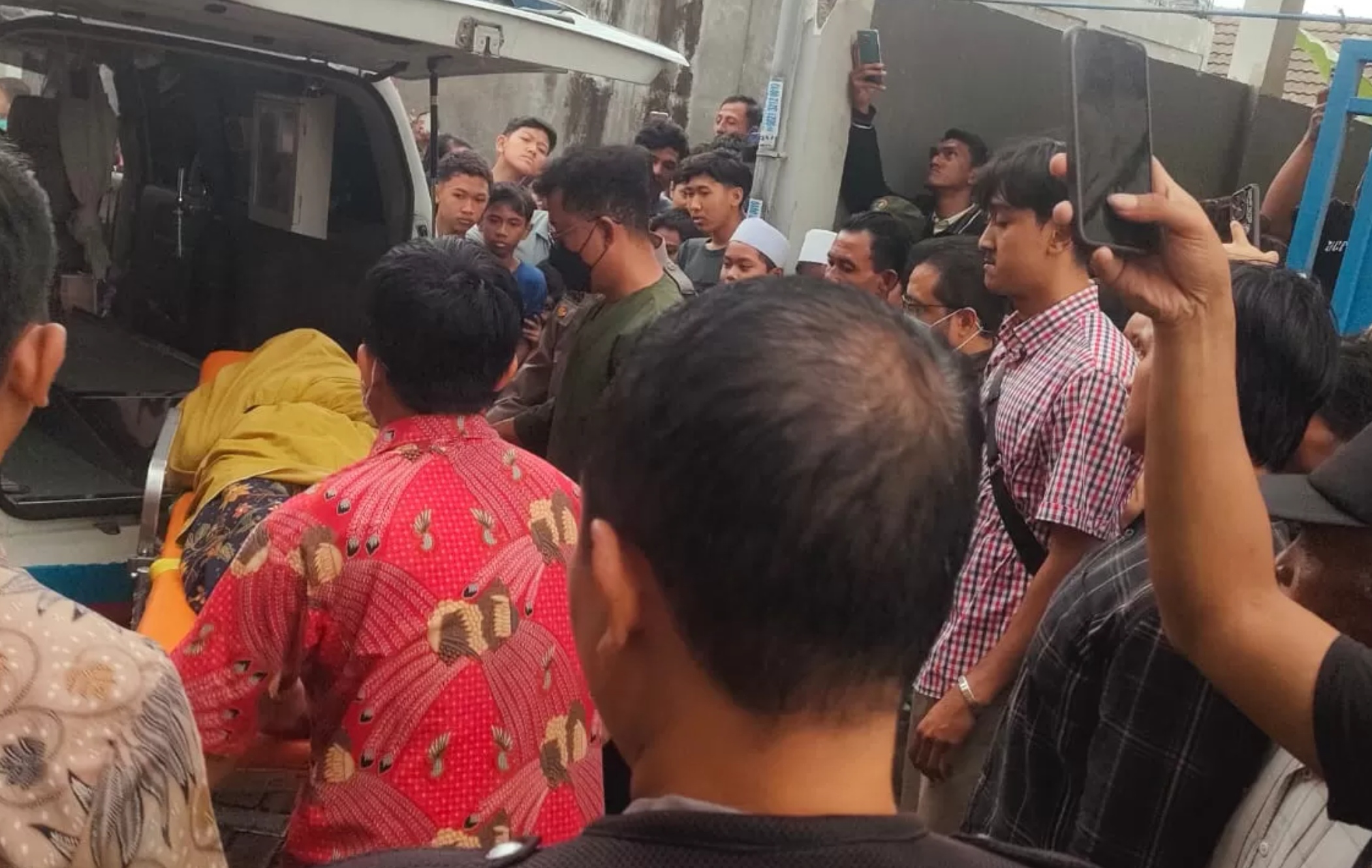 Evakuasi jenazah pria yang mengakhiri hidup di rumah kos Desa Kedanyang, Kebomas, Gresik.