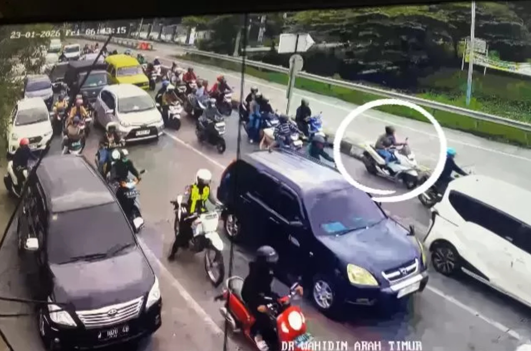 Pelaku begal payudara di dekat exit Tol Kebomas Gresik terekam cctv.
