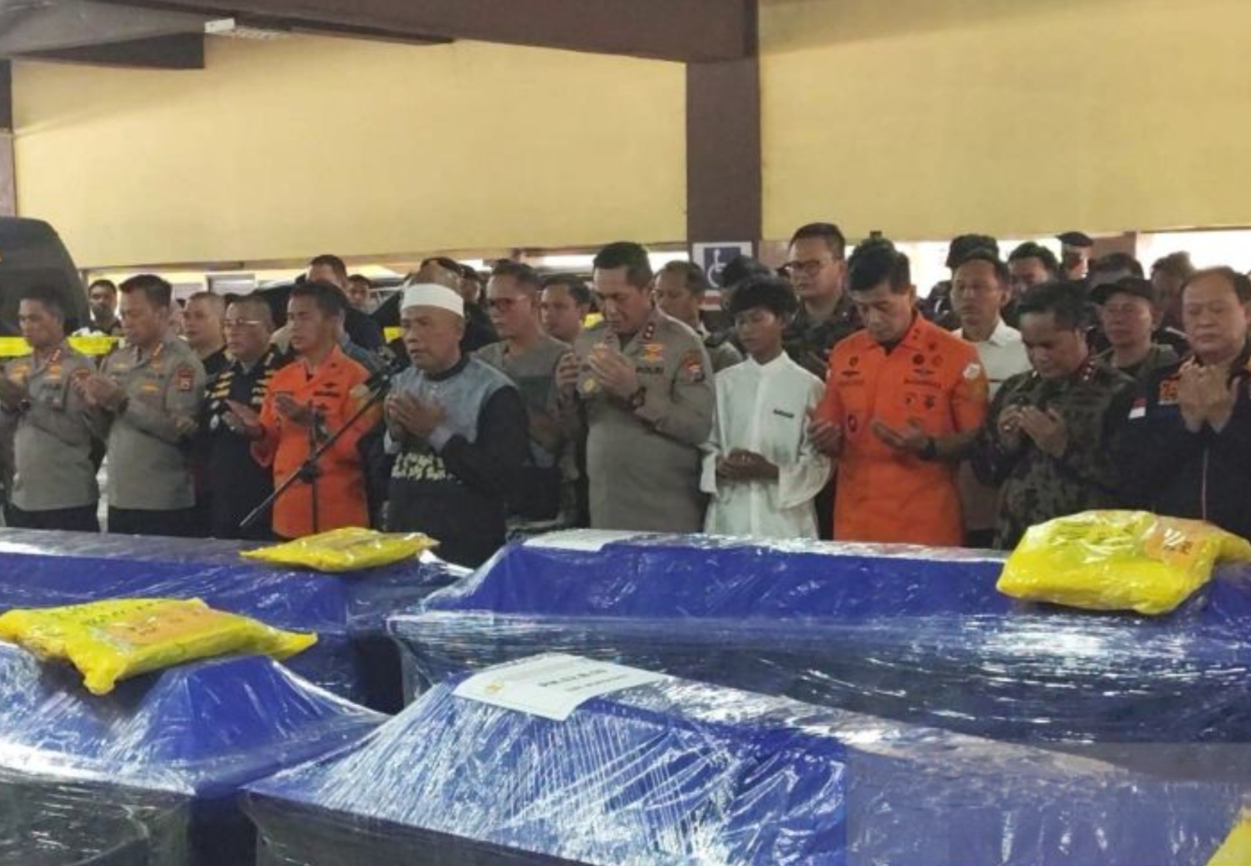 Salat jenazah dilakukan pada para korban kecelakaan pesawat ATR 42-500 di Posko DVI Biddokkes Polda Sulsel, Jalan Kumala Makassar, Sulawesi Selatan, Sabtu (24/1).