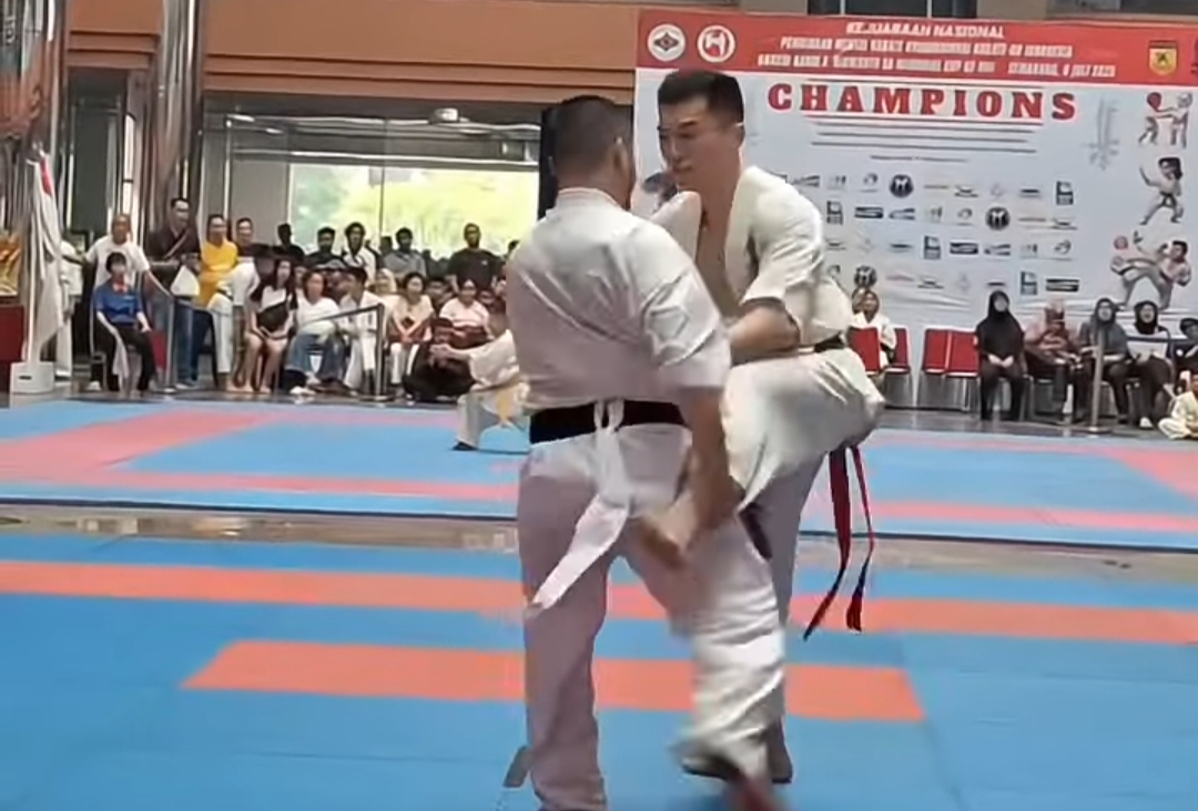 Karate full body contact menuntun kesiapan fisik dan mental yang prima.