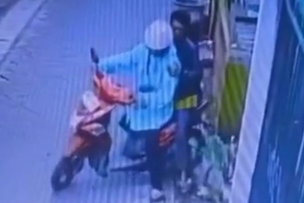 TEREKAM: Dua pelaku curanmor di tempat kos Bebekan Selatan, Taman, Sidoarjo, saat beraksi.(IST/RADAR SURABAYA)
