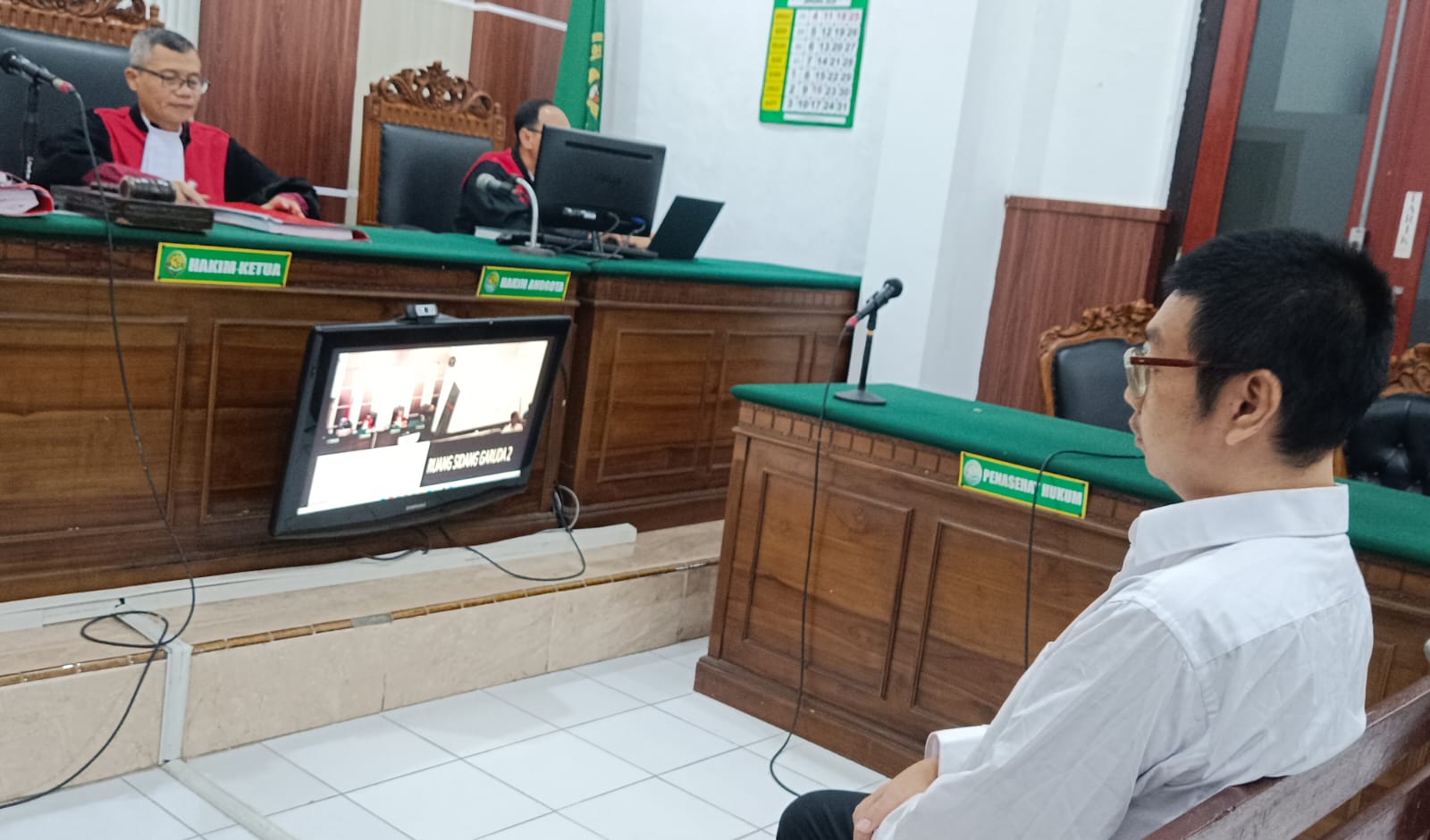 MENDENGARKAN: Terdakwa Jefri mantan supervisor marketing perusahaan di Kenjeran, Surabaya, gelapkan uang perusahaan saat menjalani sidang di PN Surabaya. (IST/RADAR SURABAYA)
