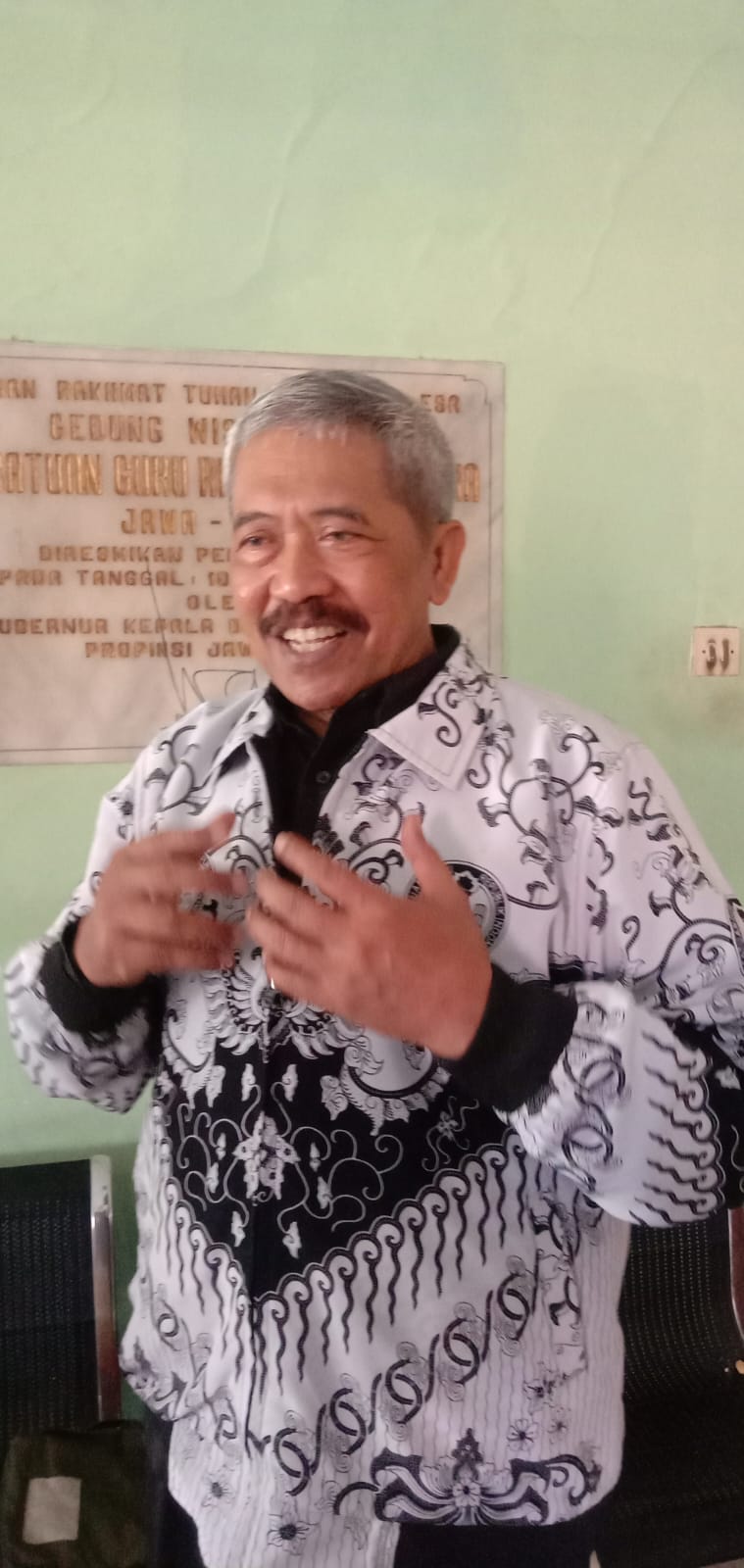 KOORDINASI: Ketua PGRI Jatim Djoko Adi Waluyo memastikan akan mengedukasi perceraian di kalangan guru.(IST/RADAR SURABAYA)