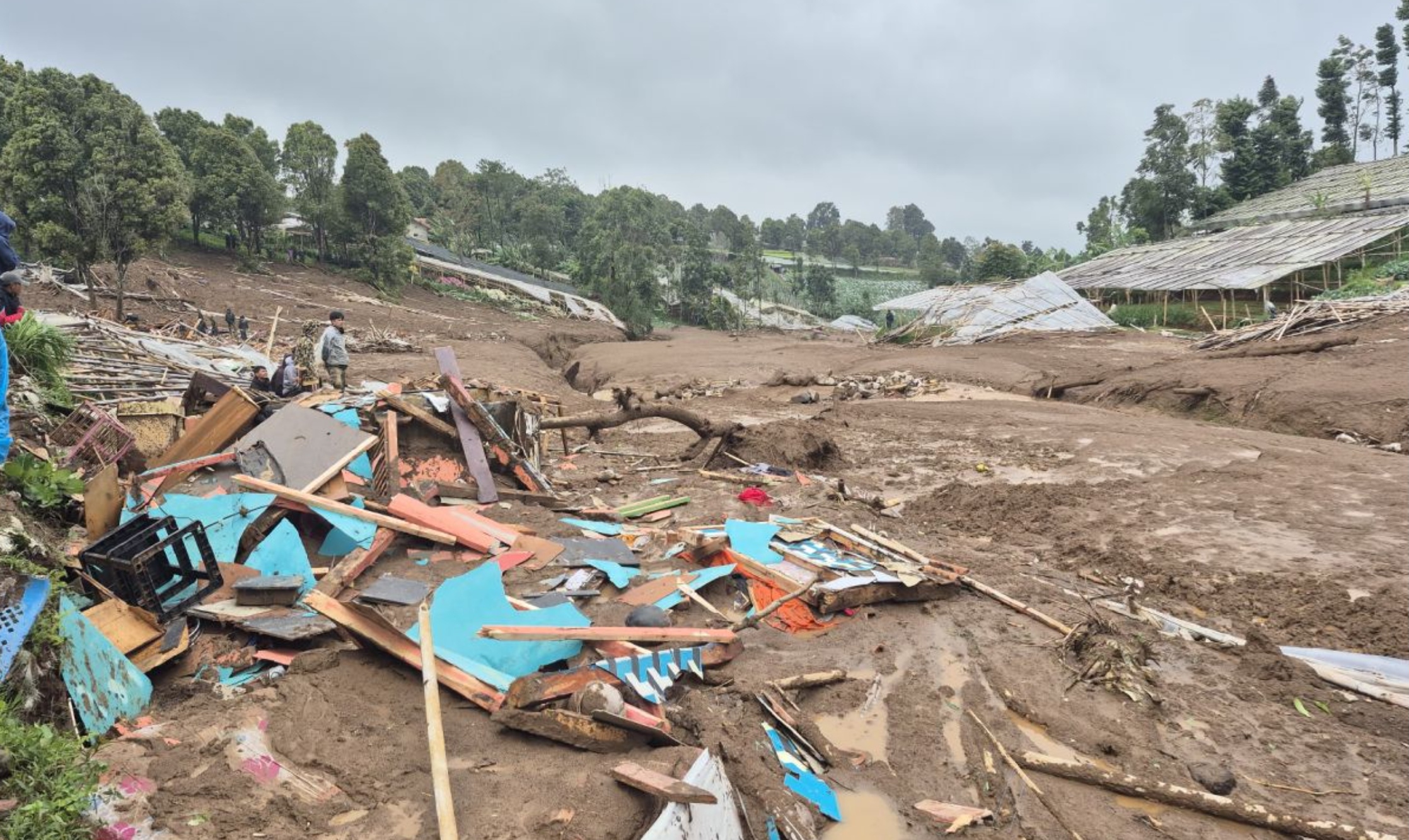 Kondisi pemukiman yang diterjang longsor di Desa Pasirlangu, Kecamatan Cisarua, Kabupaten Bandung Barat.